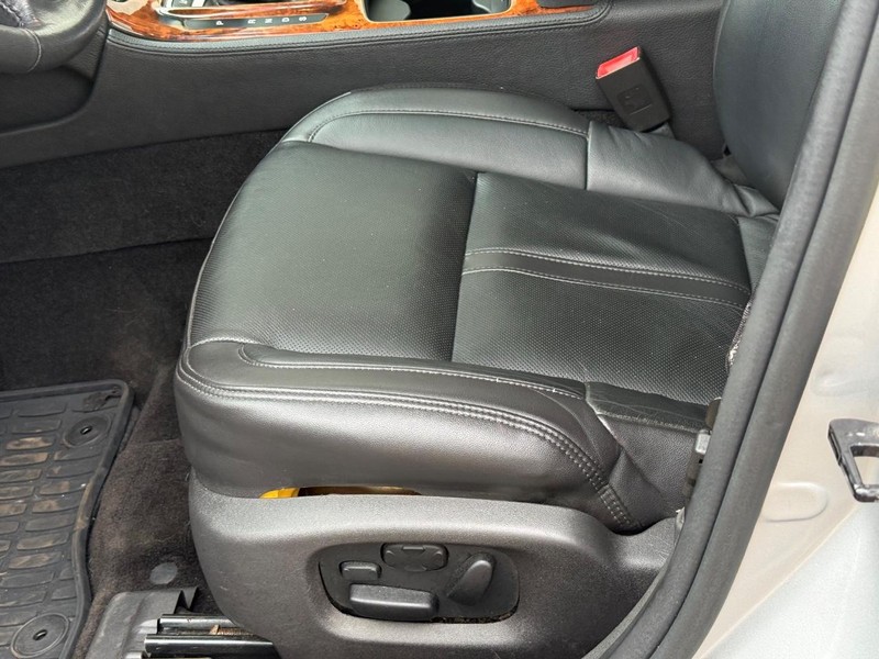 Lincoln MKS Vehicle Full-screen Gallery Image 20