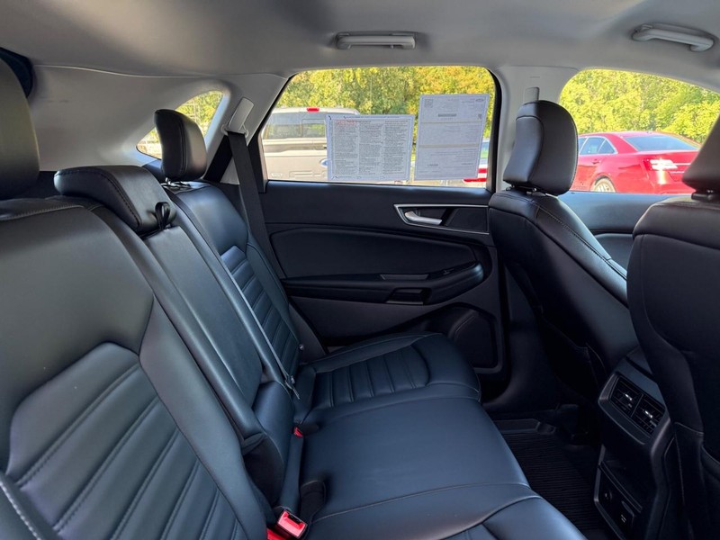 Ford Edge Vehicle Full-screen Gallery Image 09