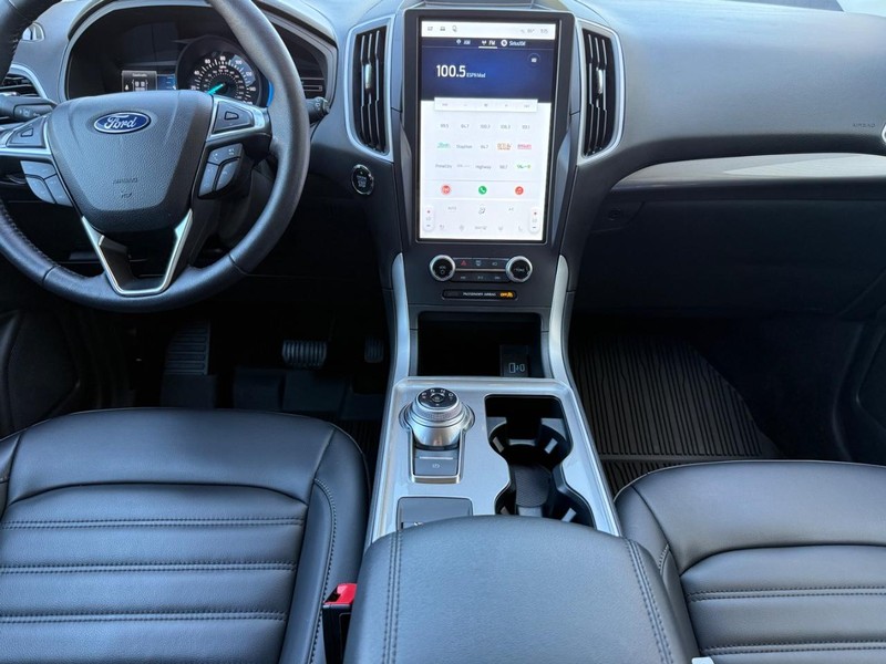 Ford Edge Vehicle Full-screen Gallery Image 10