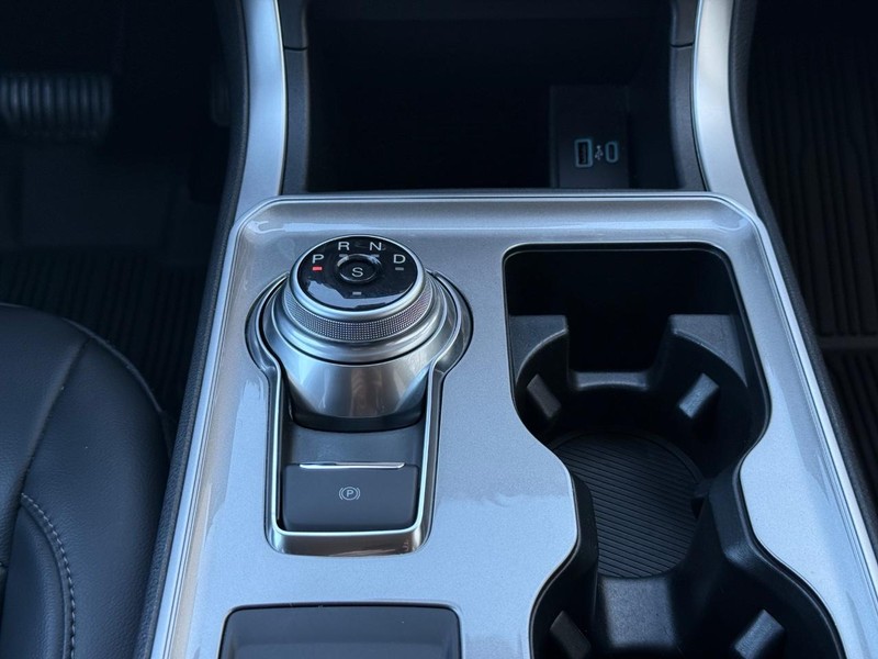 Ford Edge Vehicle Full-screen Gallery Image 12