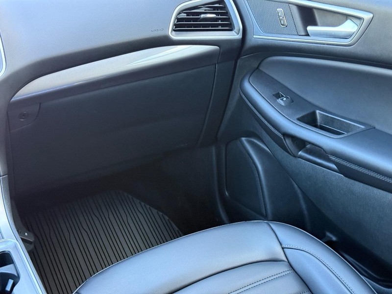 Ford Edge Vehicle Full-screen Gallery Image 14
