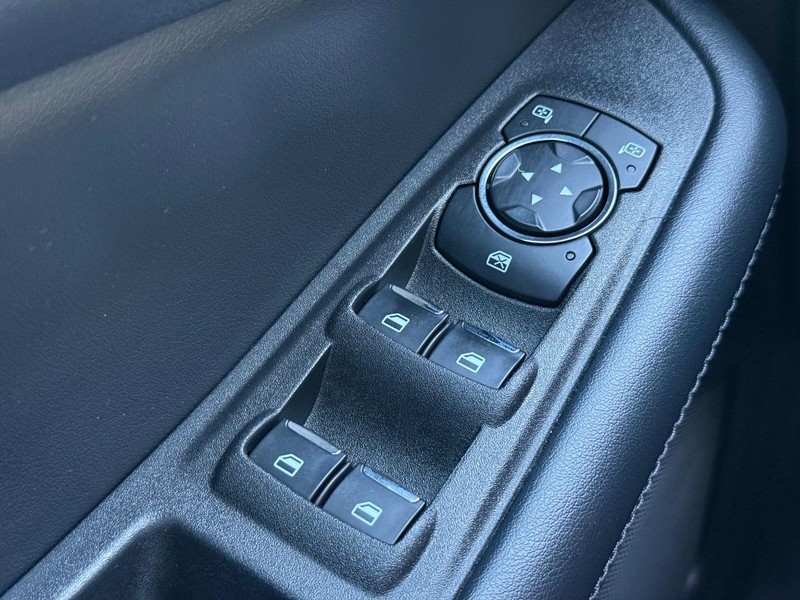 Ford Edge Vehicle Full-screen Gallery Image 19