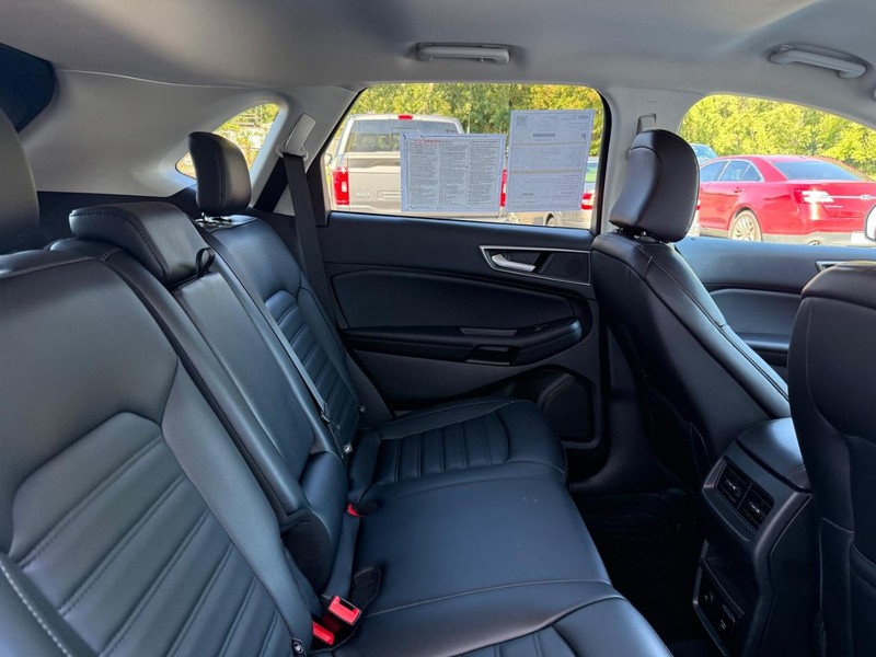 Ford Edge Vehicle Full-screen Gallery Image 09