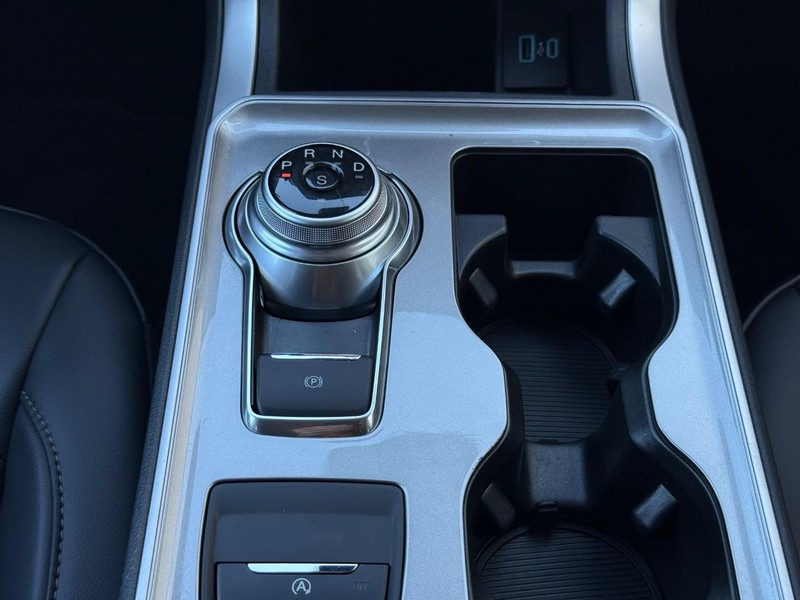 Ford Edge Vehicle Full-screen Gallery Image 12