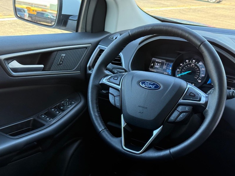 Ford Edge Vehicle Full-screen Gallery Image 13
