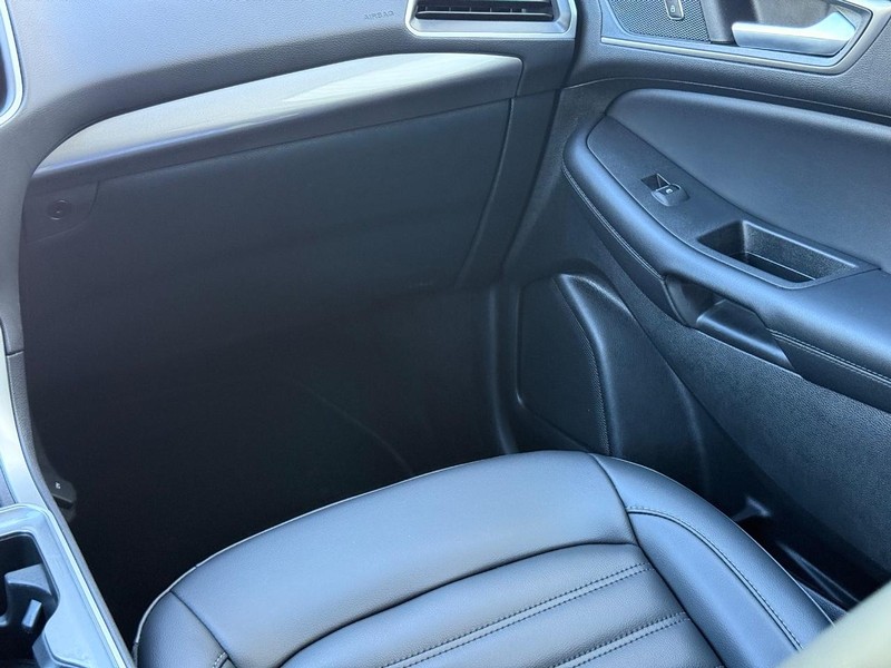 Ford Edge Vehicle Full-screen Gallery Image 14