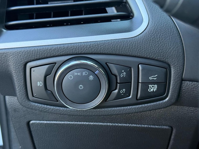 Ford Edge Vehicle Full-screen Gallery Image 15