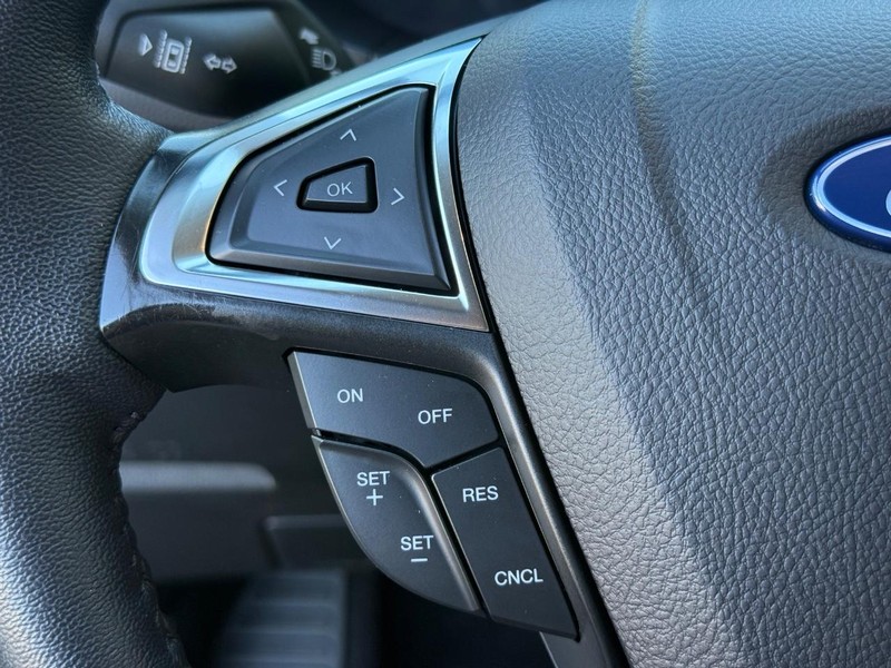 Ford Edge Vehicle Full-screen Gallery Image 16