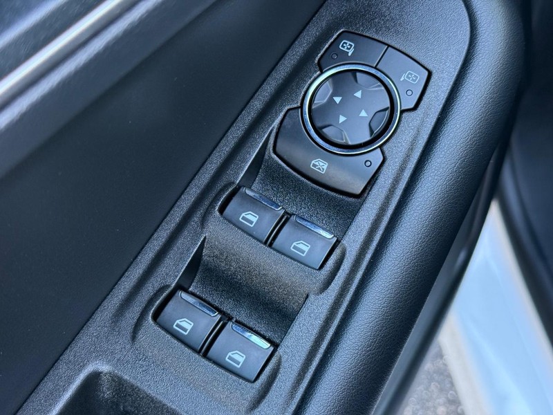 Ford Edge Vehicle Full-screen Gallery Image 21