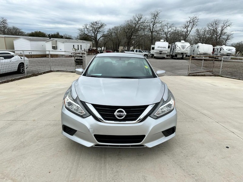 Nissan Altima Vehicle Image 02