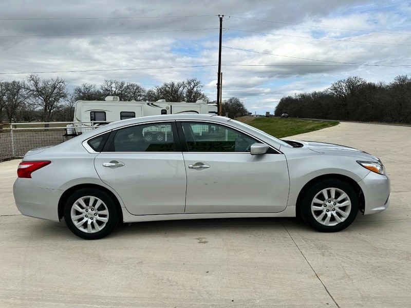 Nissan Altima Vehicle Image 03