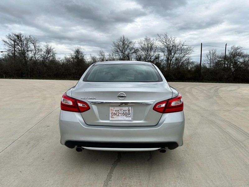 Nissan Altima Vehicle Image 04