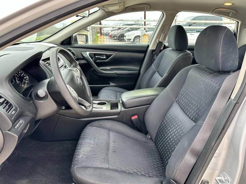 Nissan Altima Vehicle Image 05