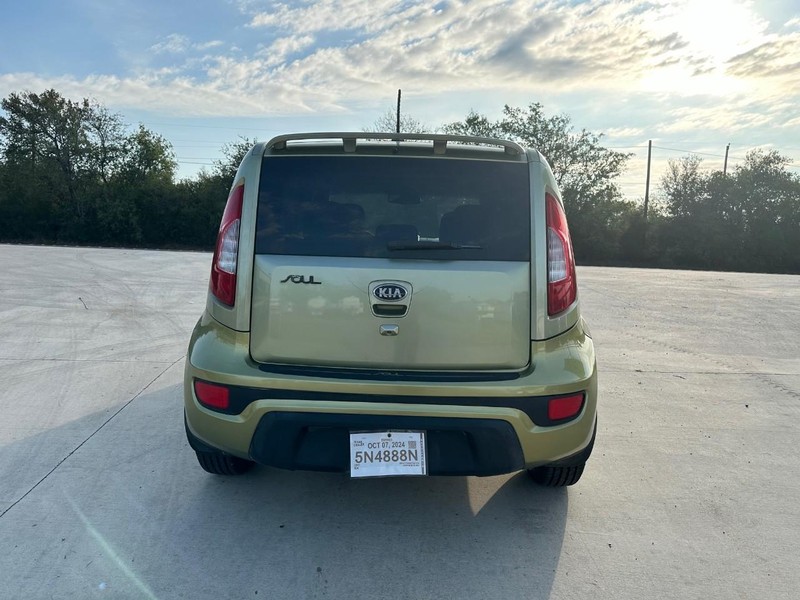 Kia Soul Vehicle Full-screen Gallery Image 04