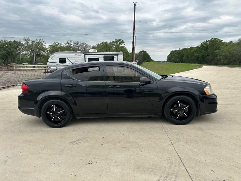 Dodge Avenger Vehicle Full-screen Gallery Image 03