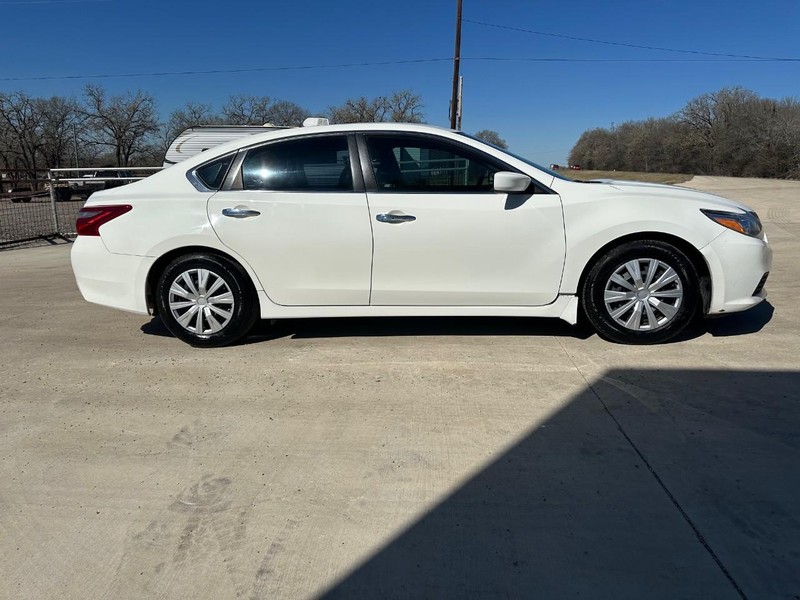 Nissan Altima Vehicle Image 03