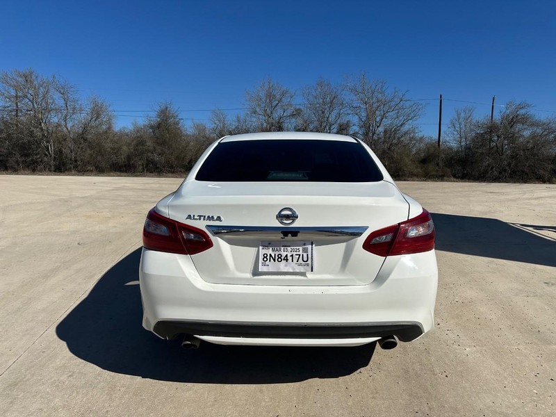 Nissan Altima Vehicle Image 04