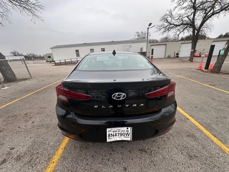 Hyundai Elantra Vehicle Image 03