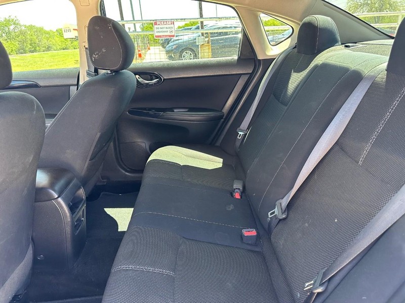 Nissan Sentra Vehicle Image 07