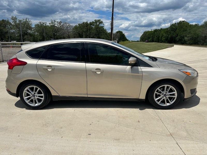 Ford Focus Hatchback Vehicle Image 03