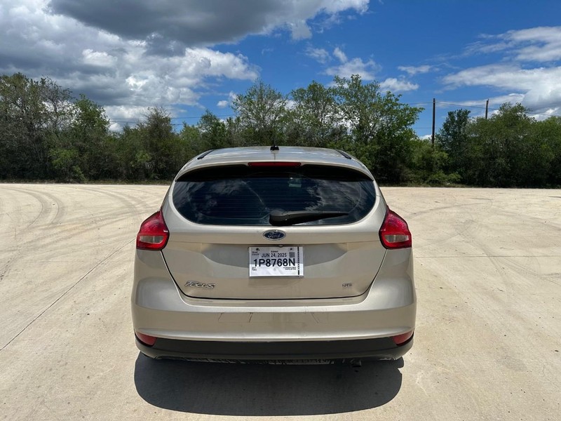 Ford Focus Hatchback Vehicle Image 04