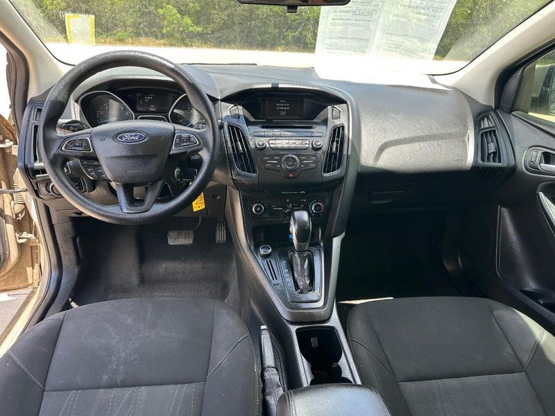 Ford Focus Hatchback Vehicle Image 06