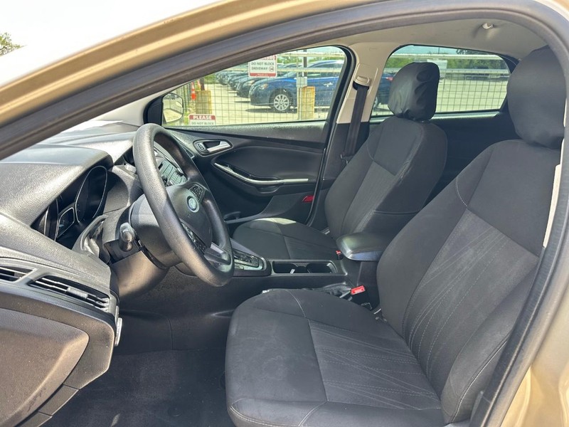 Ford Focus Hatchback Vehicle Image 08
