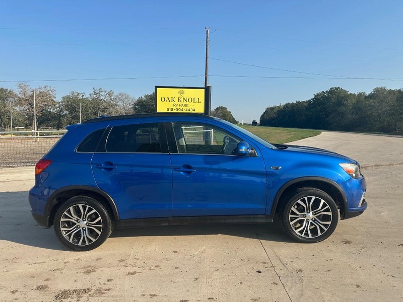 Mitsubishi Outlander Sport Vehicle Full-screen Gallery Image 03