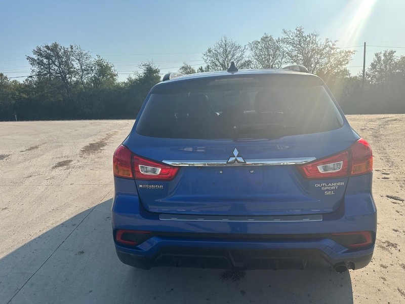 Mitsubishi Outlander Sport Vehicle Full-screen Gallery Image 04