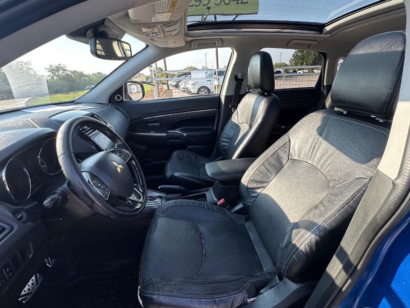 Mitsubishi Outlander Sport Vehicle Full-screen Gallery Image 06