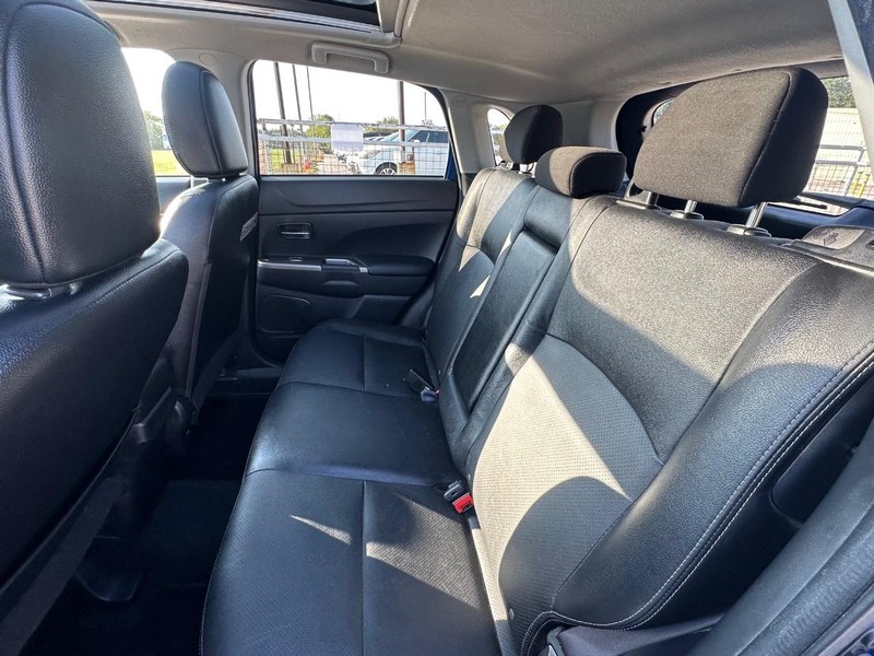 Mitsubishi Outlander Sport Vehicle Full-screen Gallery Image 07