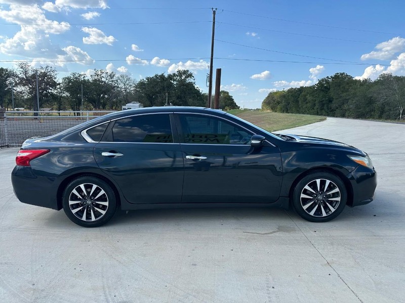 Nissan ALT Vehicle Full-screen Gallery Image 03