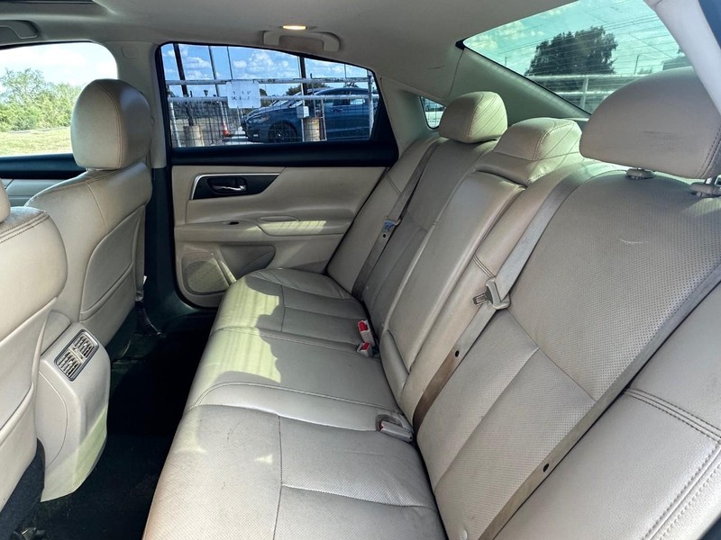 Nissan ALT Vehicle Full-screen Gallery Image 07