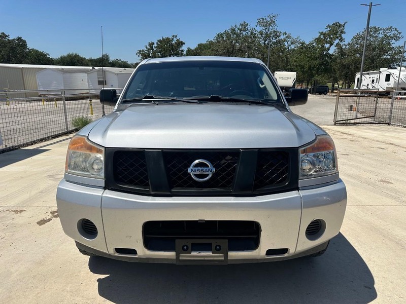 Nissan TITA Vehicle Full-screen Gallery Image 02