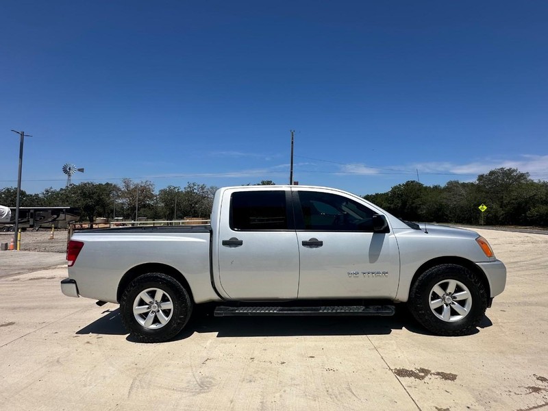 Nissan TITA Vehicle Full-screen Gallery Image 03