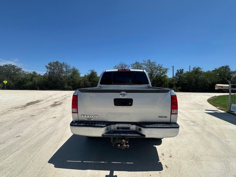 Nissan TITA Vehicle Full-screen Gallery Image 04