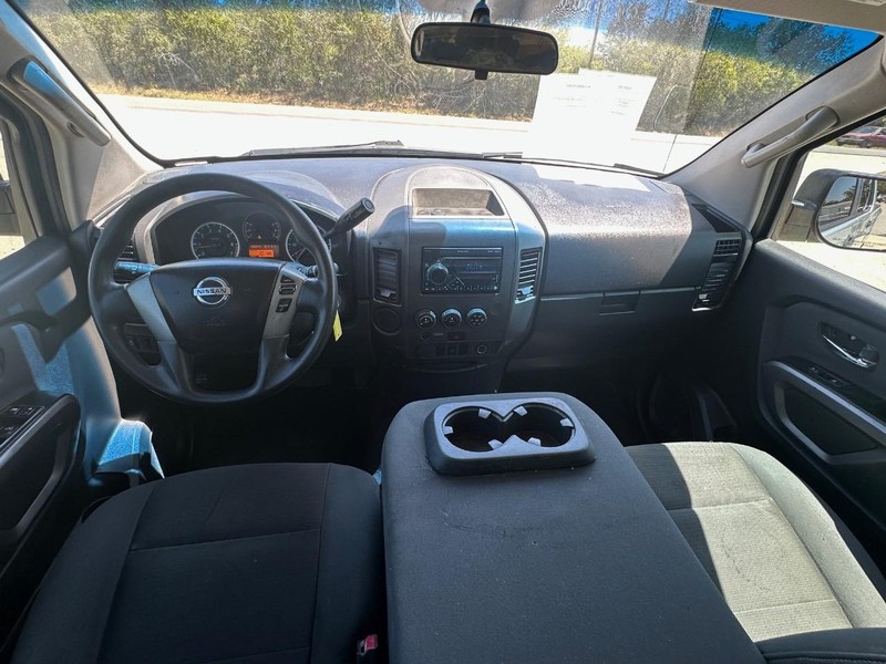 Nissan TITA Vehicle Full-screen Gallery Image 05