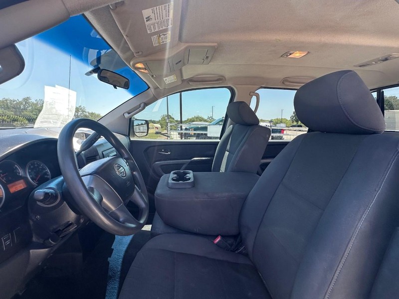 Nissan TITA Vehicle Full-screen Gallery Image 06