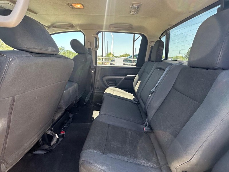 Nissan TITA Vehicle Full-screen Gallery Image 07