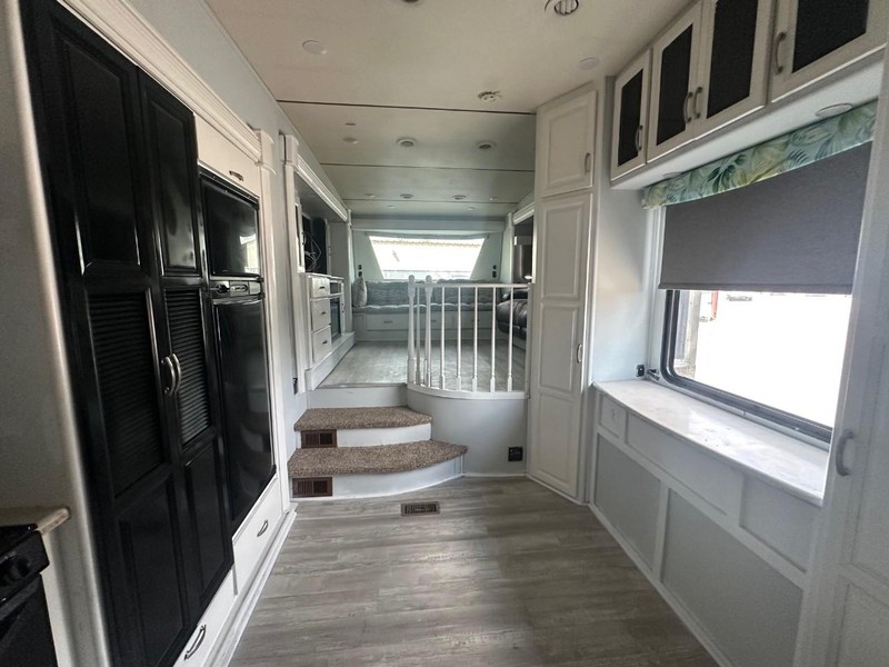 Rush LIN Vehicle Full-screen Gallery Image 05