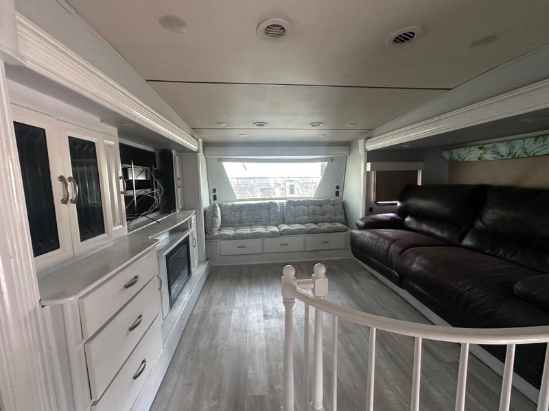 Rush LIN Vehicle Full-screen Gallery Image 06