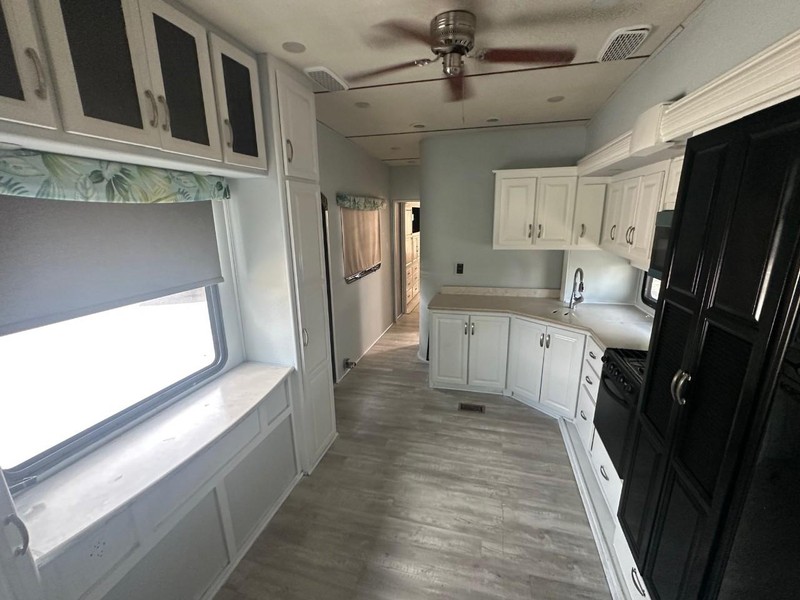 Rush LIN Vehicle Full-screen Gallery Image 07