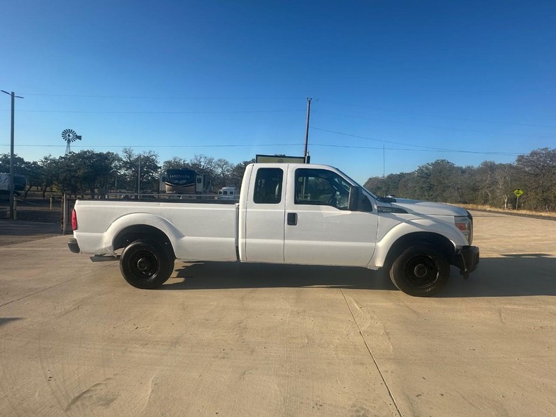 Ford Super Duty F-350 SRW Vehicle Full-screen Gallery Image 03