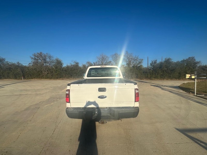 Ford Super Duty F-350 SRW Vehicle Full-screen Gallery Image 04