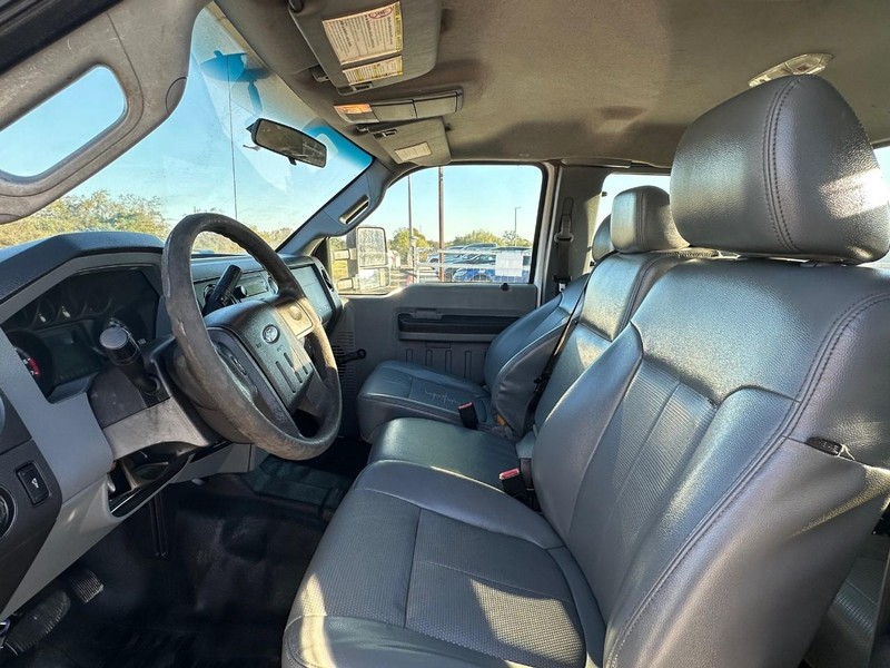 Ford Super Duty F-350 SRW Vehicle Full-screen Gallery Image 06