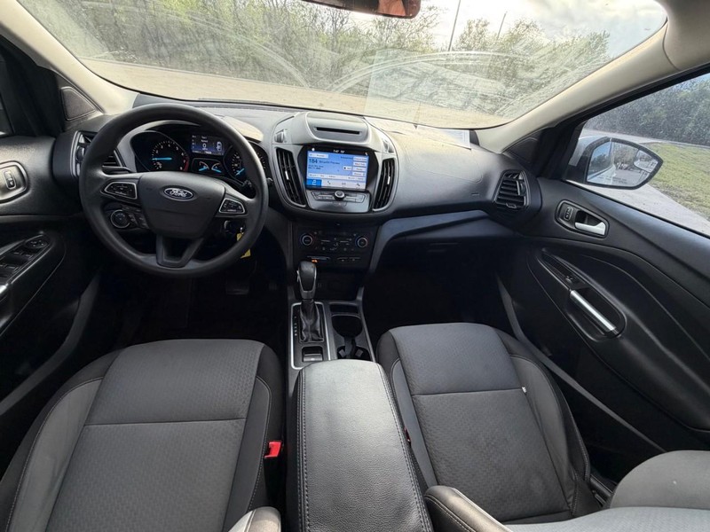 Ford Escape Vehicle Full-screen Gallery Image 05