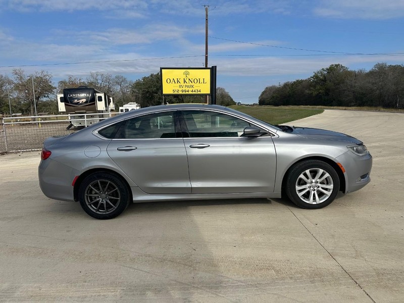 Chrysler 200 Vehicle Full-screen Gallery Image 03