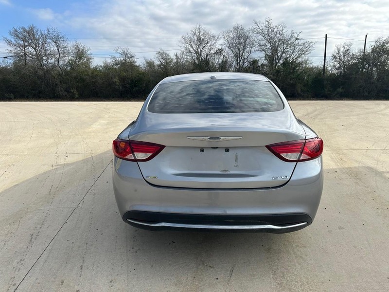 Chrysler 200 Vehicle Full-screen Gallery Image 04