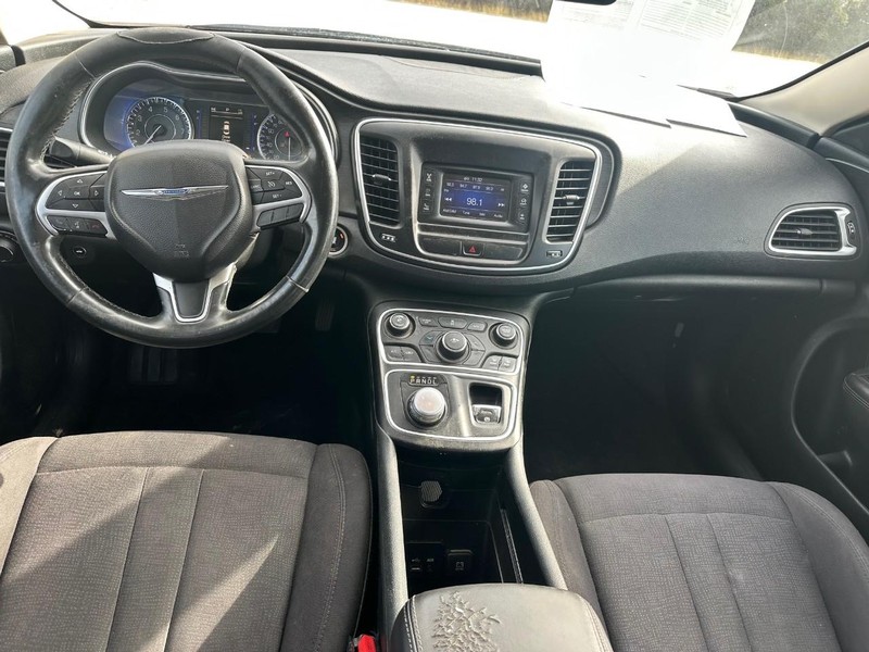 Chrysler 200 Vehicle Full-screen Gallery Image 05