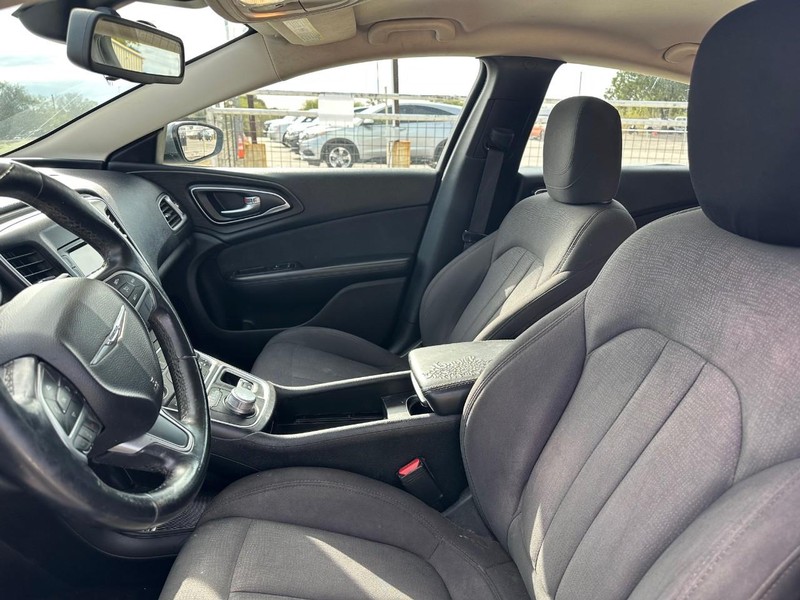 Chrysler 200 Vehicle Full-screen Gallery Image 06